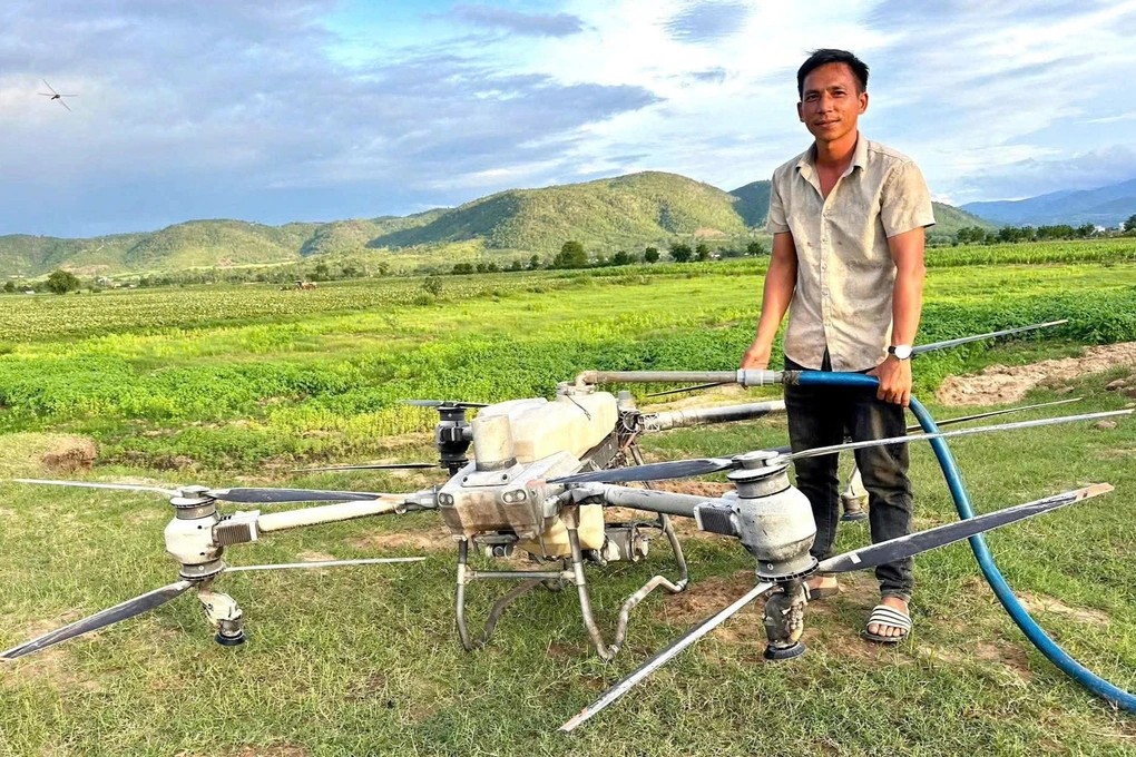 Dùng drone phun thuốc trừ sâu cứu 2 em nhỏ giữa dòng lũ dữ ở Gia Lai: Người "anh hùng" nông dân nói gì? - Ảnh 1. Dùng drone phun thuốc trừ sâu cứu 2 em nhỏ giữa dòng lũ dữ ở Gia Lai: Người "anh hùng" nông dân nói gì? - Ảnh 1.