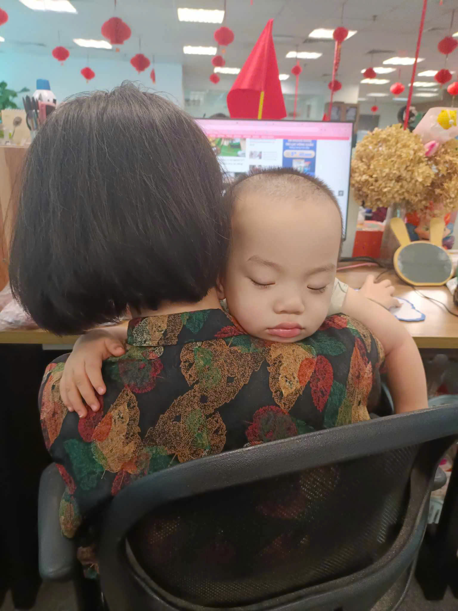 Mẹ bỉm Hà Nội bế con đi làm: Vừa chạy deadline vừa... thay tã cho con, may sao được đồng nghiệp thông cảm và hỗ trợ- Ảnh 7. Mẹ bỉm Hà Nội bế con đi làm: Vừa chạy deadline vừa... thay tã cho con, may sao được đồng nghiệp thông cảm và hỗ trợ- Ảnh 7.