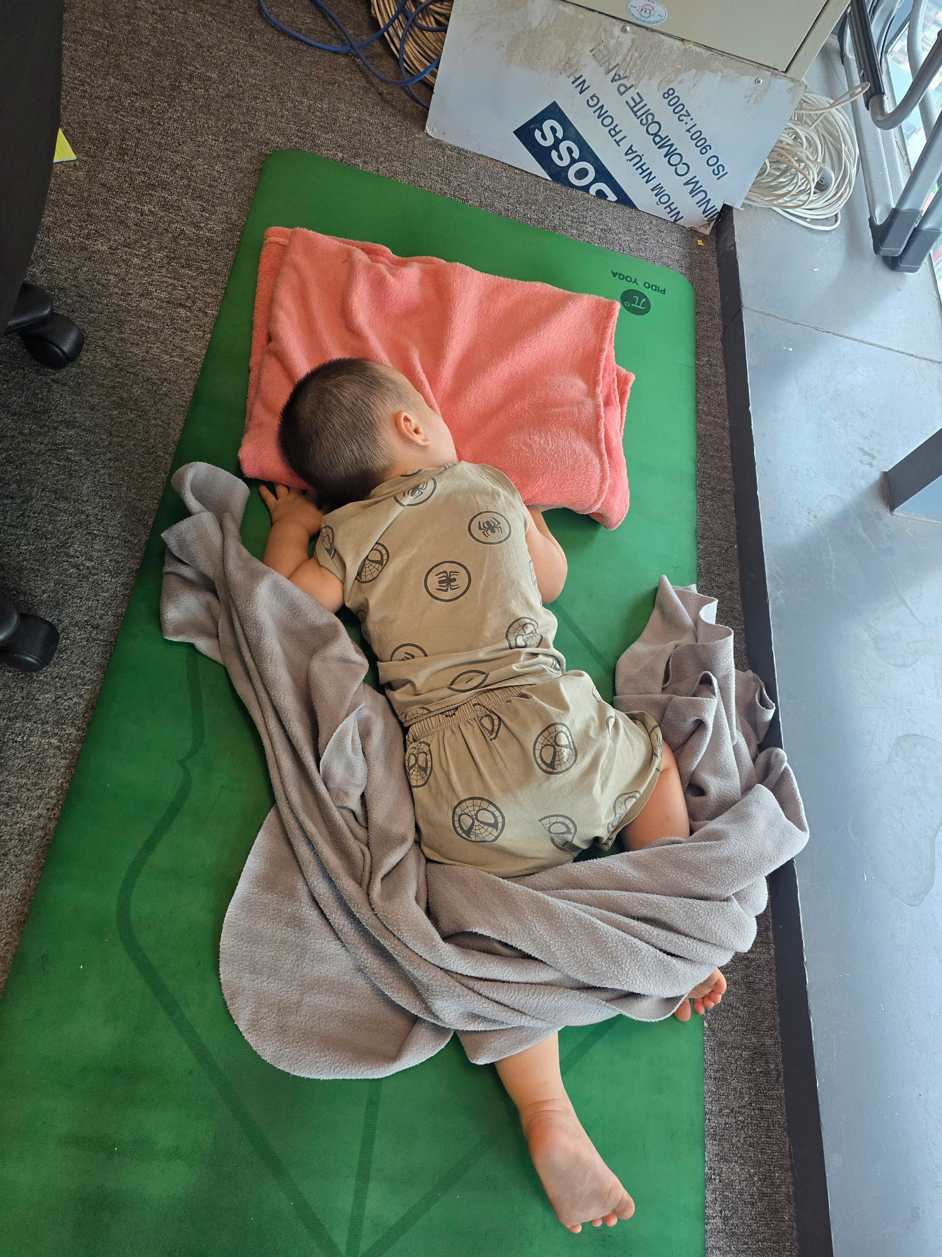 Mẹ bỉm Hà Nội bế con đi làm: Vừa chạy deadline vừa... thay tã cho con, may sao được đồng nghiệp thông cảm và hỗ trợ- Ảnh 8. Mẹ bỉm Hà Nội bế con đi làm: Vừa chạy deadline vừa... thay tã cho con, may sao được đồng nghiệp thông cảm và hỗ trợ- Ảnh 8.