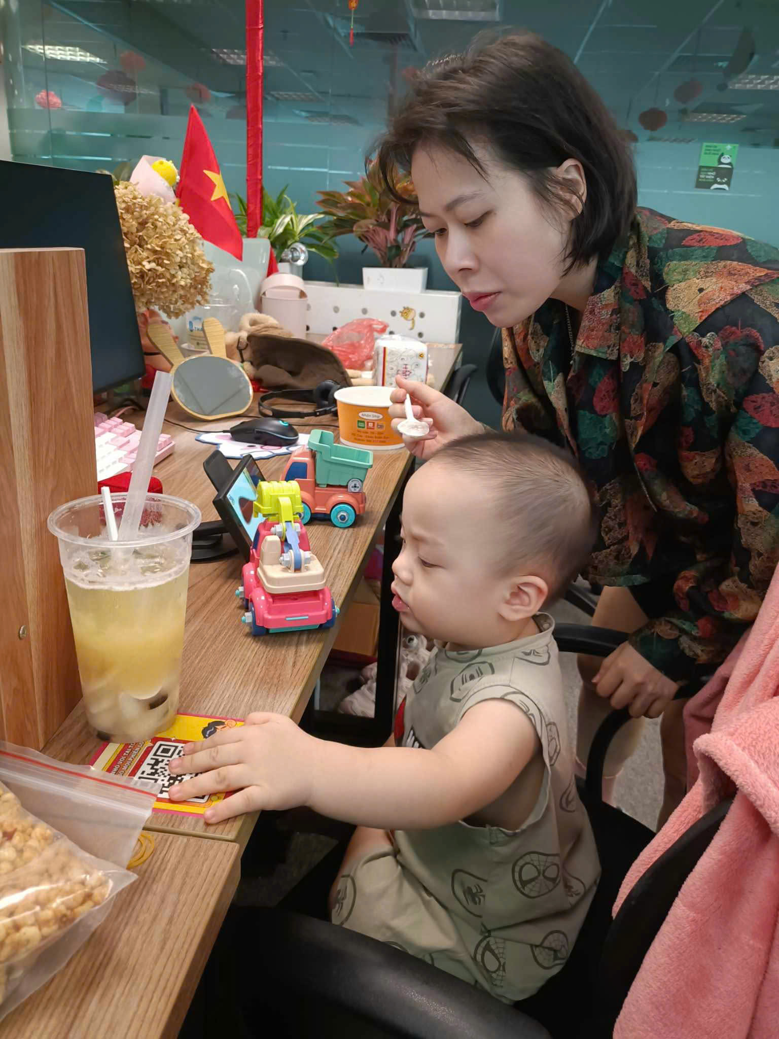 Mẹ bỉm Hà Nội bế con đi làm: Vừa chạy deadline vừa... thay tã cho con, may sao được đồng nghiệp thông cảm và hỗ trợ- Ảnh 6. Mẹ bỉm Hà Nội bế con đi làm: Vừa chạy deadline vừa... thay tã cho con, may sao được đồng nghiệp thông cảm và hỗ trợ- Ảnh 6.
