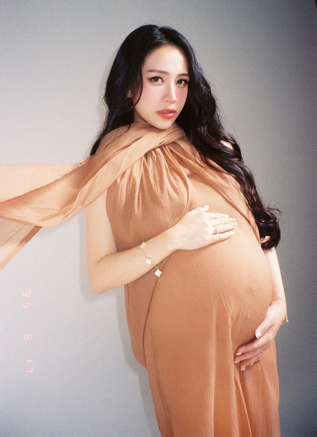 Joyce Phạm khoe thần thái đỉnh chóp ở tháng thứ 9 thai kỳ, dân tình bất ngờ phát hiện điểm trùng hợp này- Ảnh 4. Joyce Phạm khoe thần thái đỉnh chóp ở tháng thứ 9 thai kỳ, dân tình bất ngờ phát hiện điểm trùng hợp này- Ảnh 4.