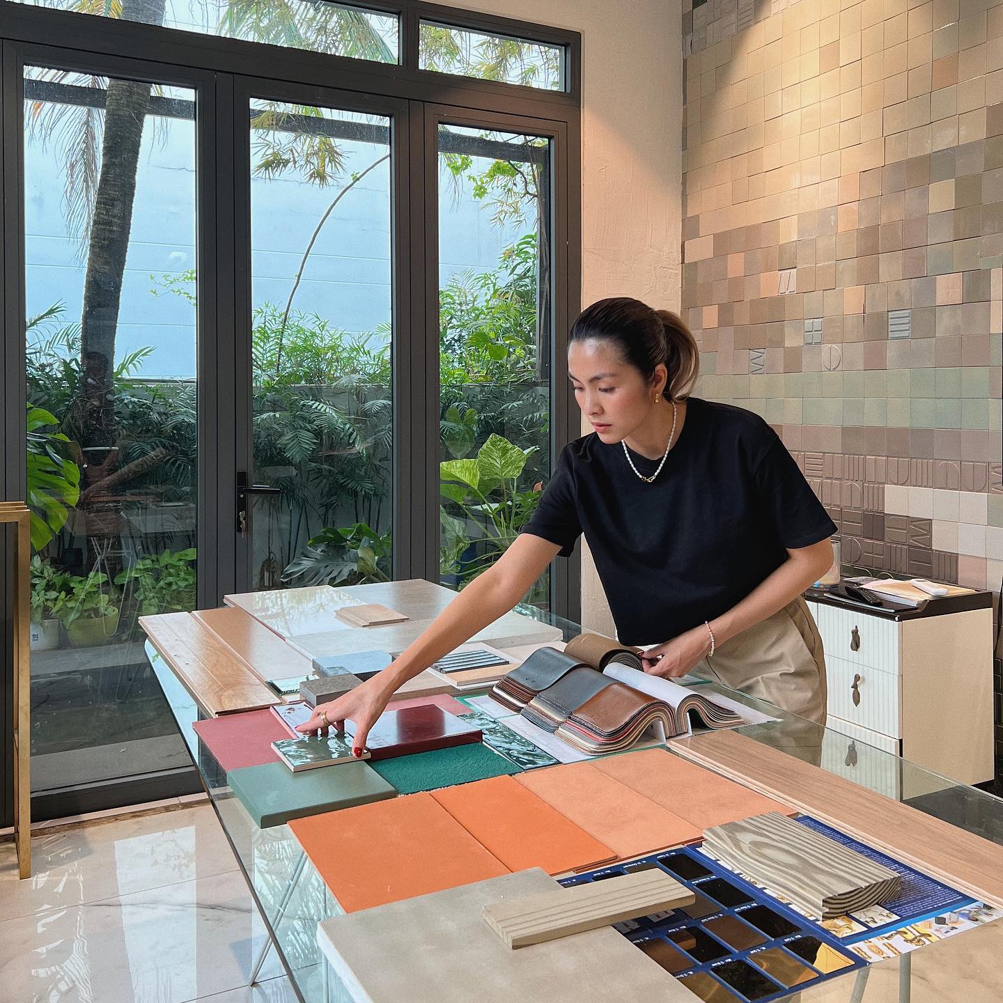 10 outfit từ mỹ nhân Việt giúp chị em chạm đỉnh cao mặc đồ tối giản - Ảnh 10. 10 outfit từ mỹ nhân Việt giúp chị em chạm đỉnh cao mặc đồ tối giản - Ảnh 10.