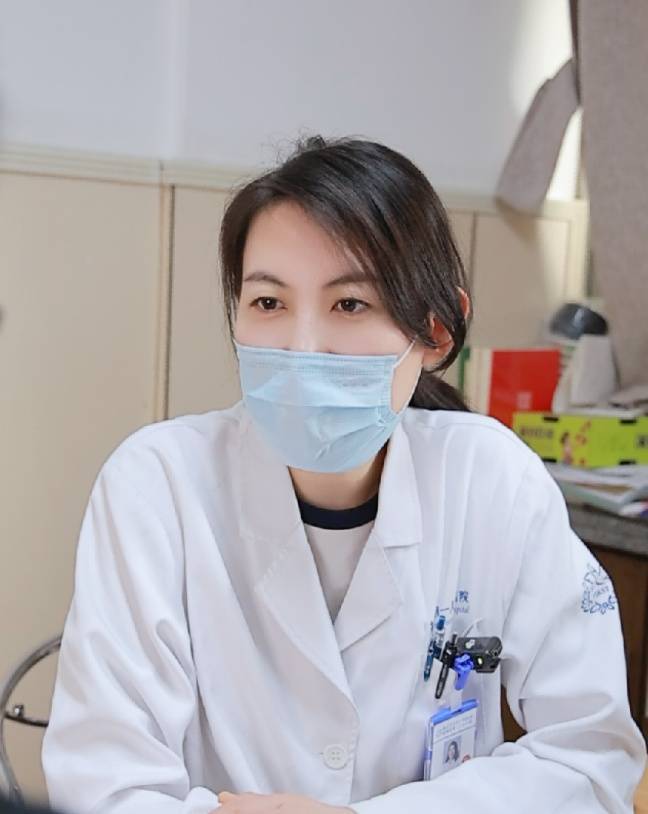 Người phụ nữ 56 tuổi chi tiền triệu cho miếng dán Người phụ nữ 56 tuổi chi tiền triệu cho miếng dán