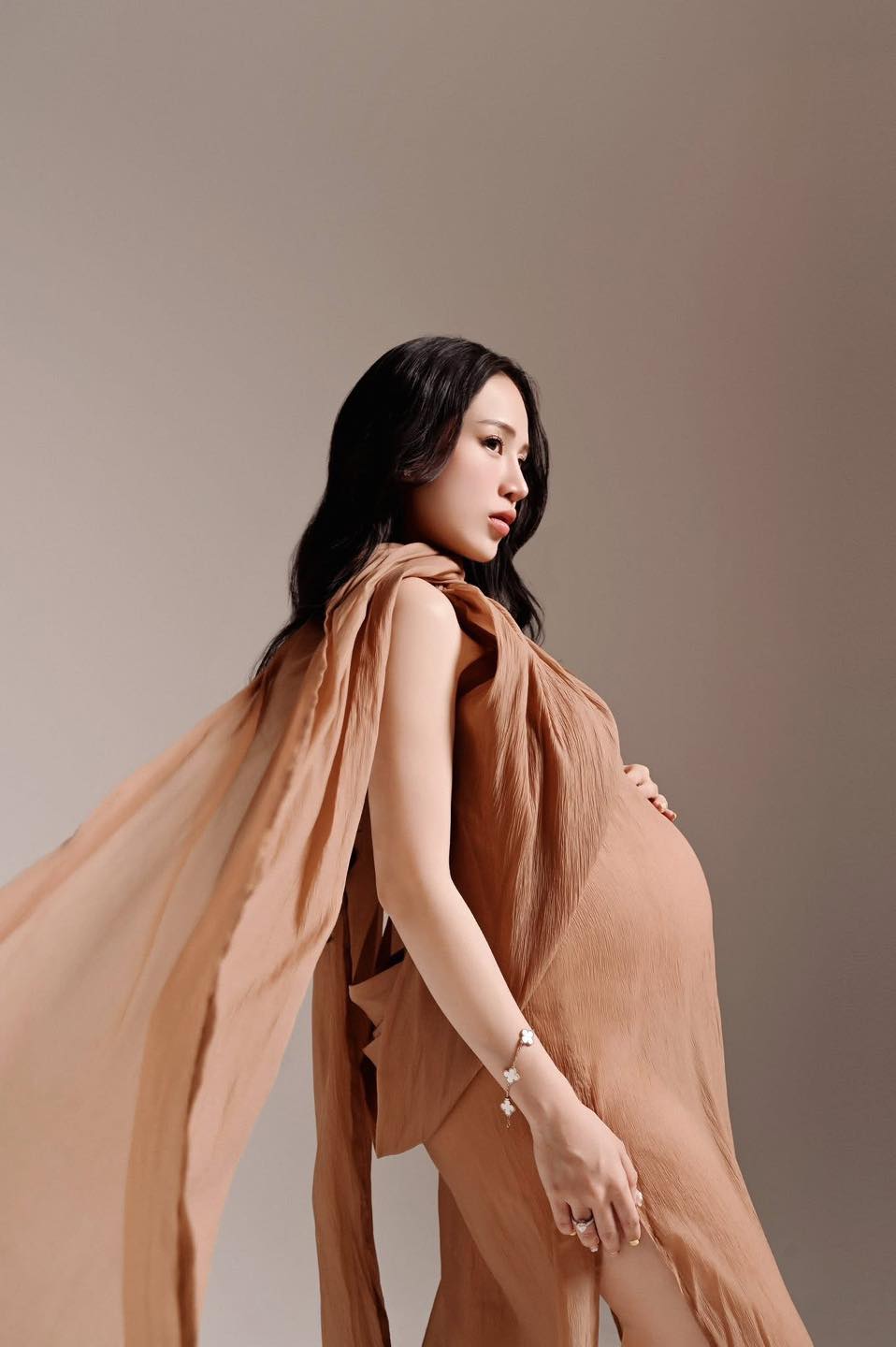 Joyce Phạm khoe thần thái đỉnh chóp ở tháng thứ 9 thai kỳ, dân tình bất ngờ phát hiện điểm trùng hợp này- Ảnh 2. Joyce Phạm khoe thần thái đỉnh chóp ở tháng thứ 9 thai kỳ, dân tình bất ngờ phát hiện điểm trùng hợp này- Ảnh 2.