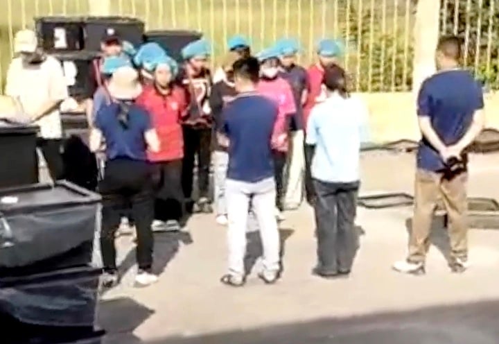 Bắt công nhân đứng nắng nghe 'phổ biến công việc': Doanh nghiệp ở Huế nói gì? - Ảnh 1.