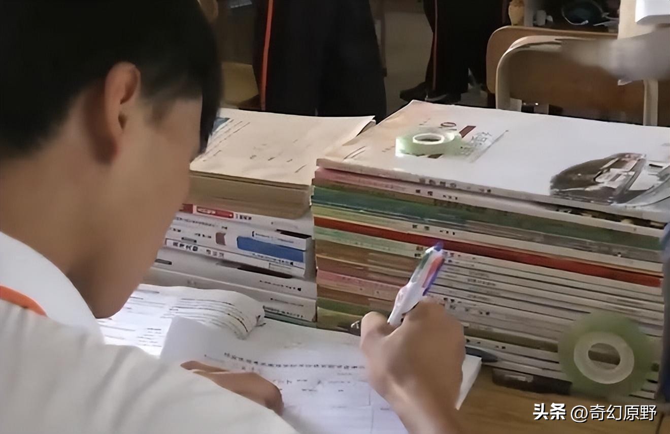 Nam sinh giỏi nhất tỉnh nộp 3 tờ giấy trắng thi đại học khiến nhà trường sửng sốt khi biết nguyên do: “Em cố tình thi trượt” - Ảnh 1. Nam sinh giỏi nhất tỉnh nộp 3 tờ giấy trắng thi đại học khiến nhà trường sửng sốt khi biết nguyên do: “Em cố tình thi trượt” - Ảnh 1.