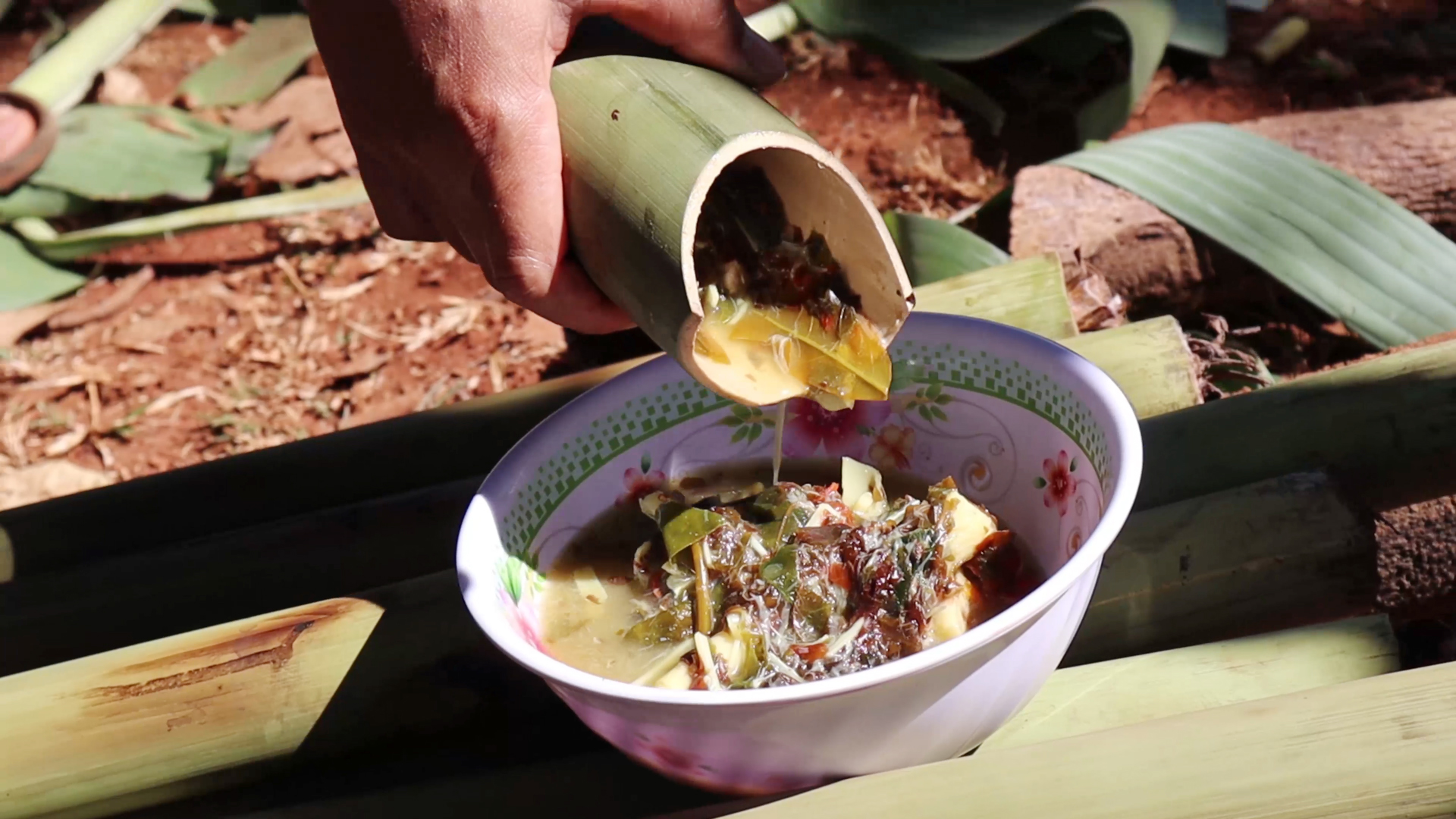 Khi 2 tỉnh về 1 nhà, menu cỗ cưới có sự thay đổi lớn: Khi vải thiều và bánh mì que chung mâm, tinh hoa! - Ảnh 15. Khi 2 tỉnh về 1 nhà, menu cỗ cưới có sự thay đổi lớn: Khi vải thiều và bánh mì que chung mâm, tinh hoa! - Ảnh 15.