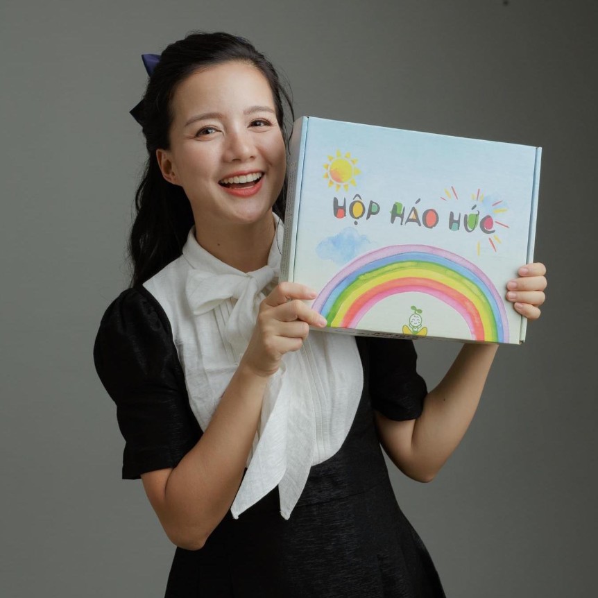 MC Minh Trang founder Làng Háo Hức gây tranh cãi về câu chuyện dạy con gái 7 tuổi bị lạnh cũng không được xin chăn trên máy bay vì... lãng phí - Ảnh 1. MC Minh Trang founder Làng Háo Hức gây tranh cãi về câu chuyện dạy con gái 7 tuổi bị lạnh cũng không được xin chăn trên máy bay vì... lãng phí - Ảnh 1.