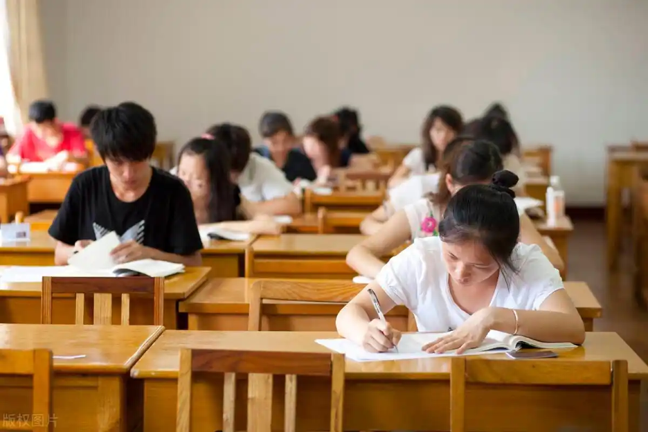 Nam sinh giỏi nhất tỉnh nộp 3 tờ giấy trắng thi đại học khiến nhà trường sửng sốt khi biết nguyên do: “Em cố tình thi trượt” - Ảnh 2. Nam sinh giỏi nhất tỉnh nộp 3 tờ giấy trắng thi đại học khiến nhà trường sửng sốt khi biết nguyên do: “Em cố tình thi trượt” - Ảnh 2.