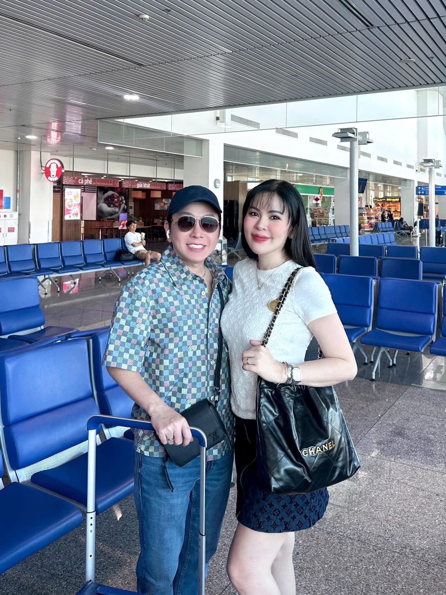 Hôn nhân của nam nghệ sĩ mua cho anh chị em mỗi người 1 căn nhà: 52 tuổi mới lấy vợ nhưng viên mãn - Ảnh 1. Hôn nhân của nam nghệ sĩ mua cho anh chị em mỗi người 1 căn nhà: 52 tuổi mới lấy vợ nhưng viên mãn - Ảnh 1.