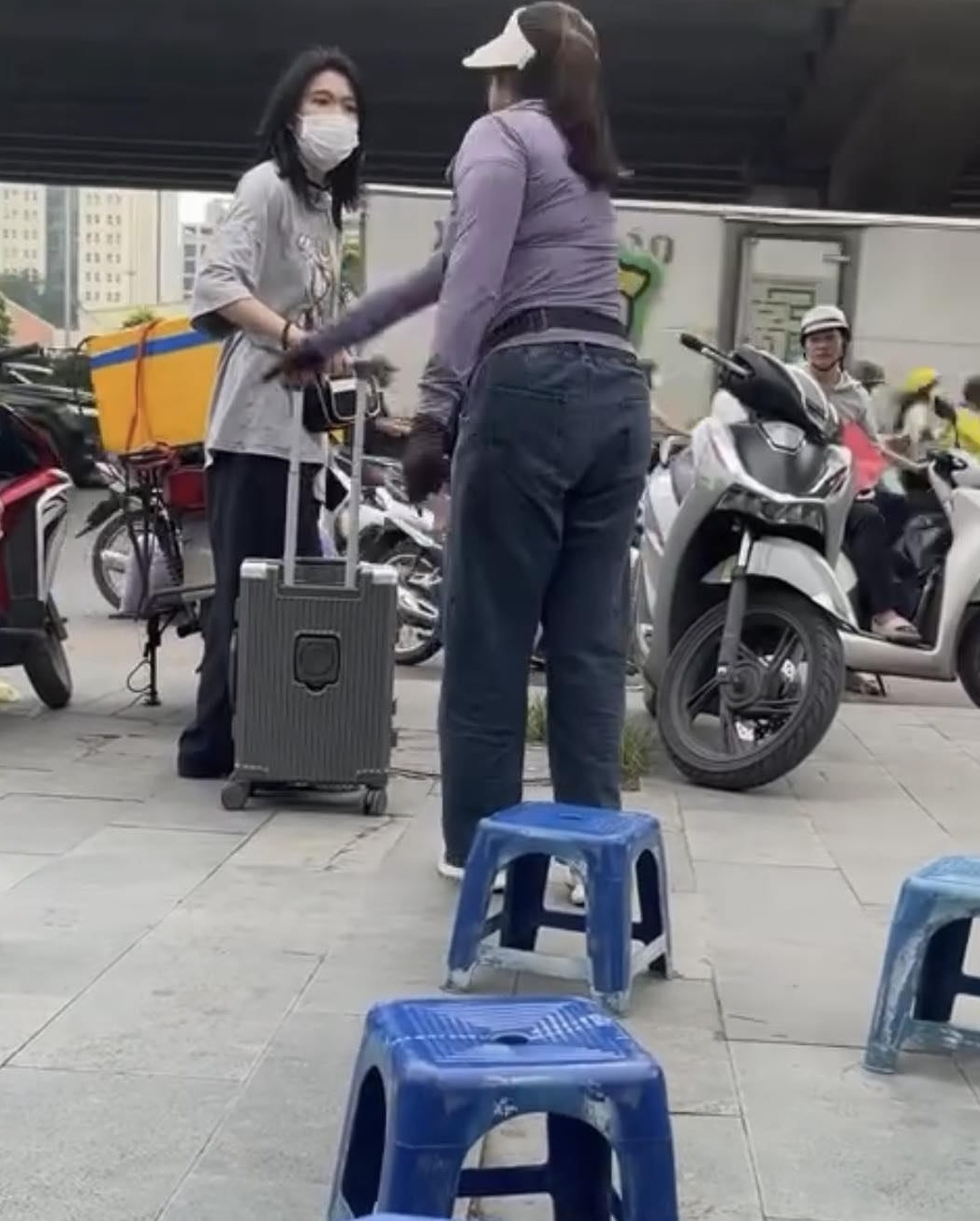 Công an vào cuộc xác minh vụ cô gái đứng trên vỉa hè đợi xe bị người bán nước xua đuổi ở Hà Nội - Ảnh 1. Công an vào cuộc xác minh vụ cô gái đứng trên vỉa hè đợi xe bị người bán nước xua đuổi ở Hà Nội - Ảnh 1.
