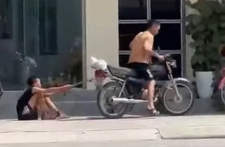 Tạm giữ hình sự ông bố buộc xích, kéo lê con trai trên phố ở Hải Phòng - Ảnh 2. Tạm giữ hình sự ông bố buộc xích, kéo lê con trai trên phố ở Hải Phòng - Ảnh 2.