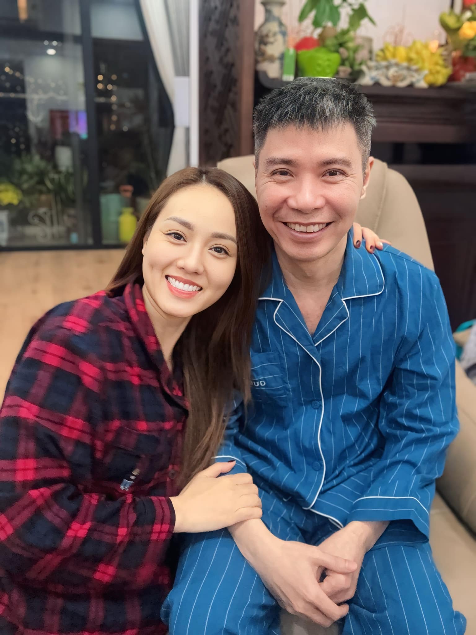NSND Công Lý xưng hô "kỳ lạ" gây tranh cãi, vợ kém 15 tuổi lên tiếng - Ảnh 2. NSND Công Lý xưng hô "kỳ lạ" gây tranh cãi, vợ kém 15 tuổi lên tiếng - Ảnh 2.