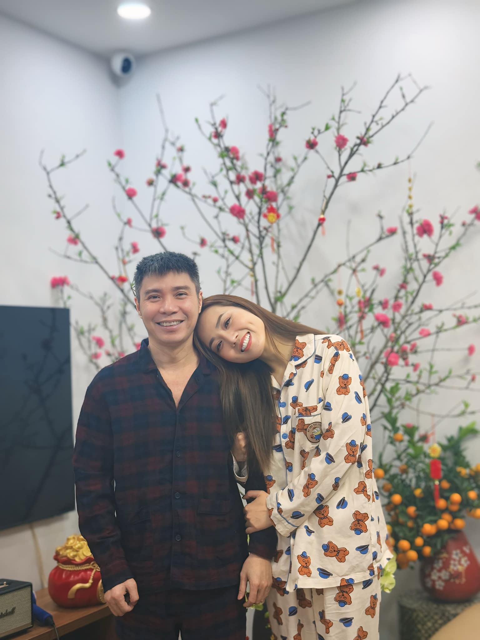 NSND Công Lý xưng hô "kỳ lạ" gây tranh cãi, vợ kém 15 tuổi lên tiếng - Ảnh 1. NSND Công Lý xưng hô "kỳ lạ" gây tranh cãi, vợ kém 15 tuổi lên tiếng - Ảnh 1.