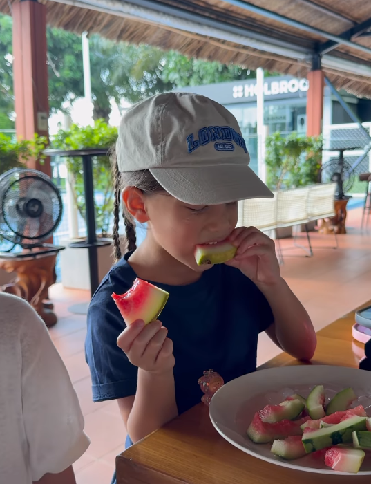 Một hành động cực kỳ hồn nhiên của Lisa nhà Hà Hồ đang gây bão mạng: Nhìn là biết được mẹ dạy dỗ tốt chứ không hề làm màu! - Ảnh 1. Một hành động cực kỳ hồn nhiên của Lisa nhà Hà Hồ đang gây bão mạng: Nhìn là biết được mẹ dạy dỗ tốt chứ không hề làm màu! - Ảnh 1.