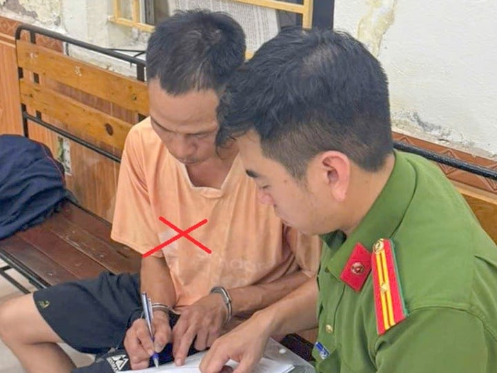 Tạm giữ hình sự ông bố buộc xích, kéo lê con trai trên phố ở Hải Phòng - Ảnh 1. Tạm giữ hình sự ông bố buộc xích, kéo lê con trai trên phố ở Hải Phòng - Ảnh 1.