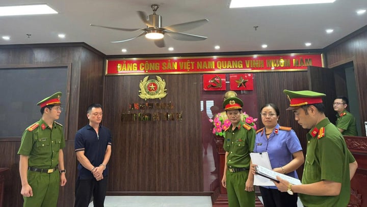 Vi 'ngộ' - từ kẻ có bệnh án tâm thần đến ông trùm thế giới ngầm - Ảnh 1. Vi 'ngộ' - từ kẻ có bệnh án tâm thần đến ông trùm thế giới ngầm - Ảnh 1.