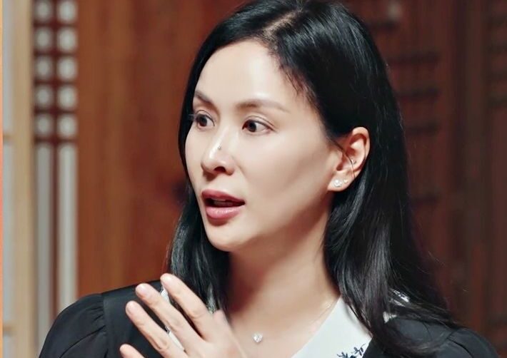 Vợ tài tử Jang Dong Gun xuất hiện với mặt mộc buổi sáng, hành động bất ngờ sau đó khiến nhiều người hiểu ra vì sao U60 cô vẫn trẻ đẹp- Ảnh 1. Vợ tài tử Jang Dong Gun xuất hiện với mặt mộc buổi sáng, hành động bất ngờ sau đó khiến nhiều người hiểu ra vì sao U60 cô vẫn trẻ đẹp- Ảnh 1.