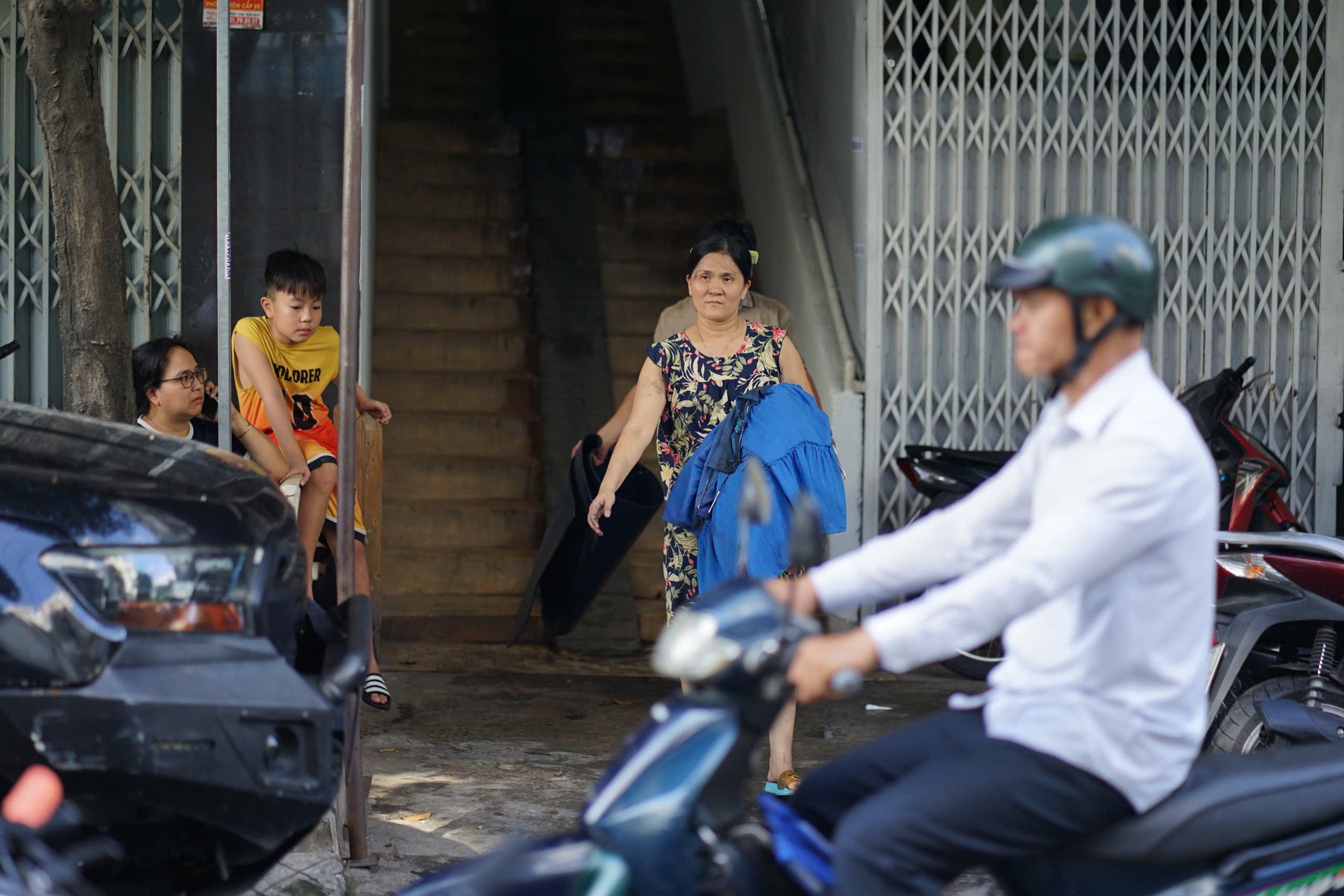 Lời kể xót xa trong vụ cháy khiến 8 người chết ở TP.HCM: "Không nhà ai có lối thoát hiểm cả, chỉ có một đường vào thôi" - Ảnh 5. Lời kể xót xa trong vụ cháy khiến 8 người chết ở TP.HCM: "Không nhà ai có lối thoát hiểm cả, chỉ có một đường vào thôi" - Ảnh 5.