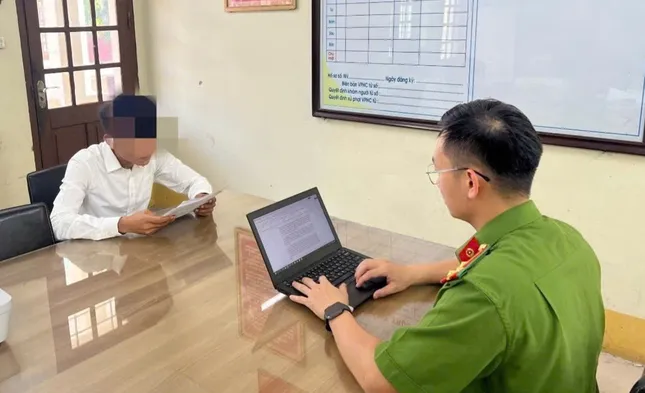 Thực hư Clip 'khách nước ngoài xé tiền Việt Nam, tài xế taxi dạy cho bài học' - Ảnh 1. Thực hư Clip 'khách nước ngoài xé tiền Việt Nam, tài xế taxi dạy cho bài học' - Ảnh 1.