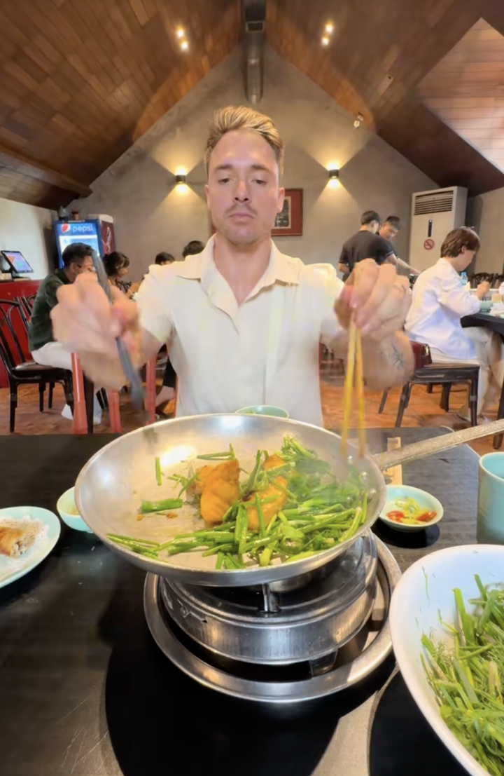 Chàng Tây ăn món Việt chuyên nghiệp nhất mạng xã hội - Ảnh 4. Chàng Tây ăn món Việt chuyên nghiệp nhất mạng xã hội - Ảnh 4.