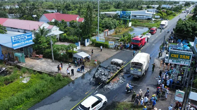 Hiện trường vụ tai nạn kinh hoàng khiến 2 vợ chồng tử vong ở Cà Mau: Thi thể bị thiêu rụi cùng hàng tấn tôm - Ảnh 2. Hiện trường vụ tai nạn kinh hoàng khiến 2 vợ chồng tử vong ở Cà Mau: Thi thể bị thiêu rụi cùng hàng tấn tôm - Ảnh 2.