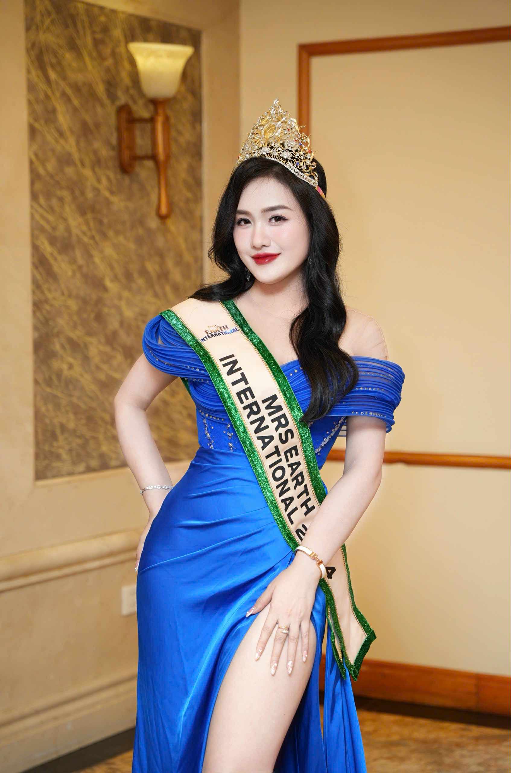 Mrs Earth International 2024: Vũ Thị Hoa và hành trình dung hòa giữa lý tưởng và hạnh phúc gia đình - Ảnh 4. Mrs Earth International 2024: Vũ Thị Hoa và hành trình dung hòa giữa lý tưởng và hạnh phúc gia đình - Ảnh 4.