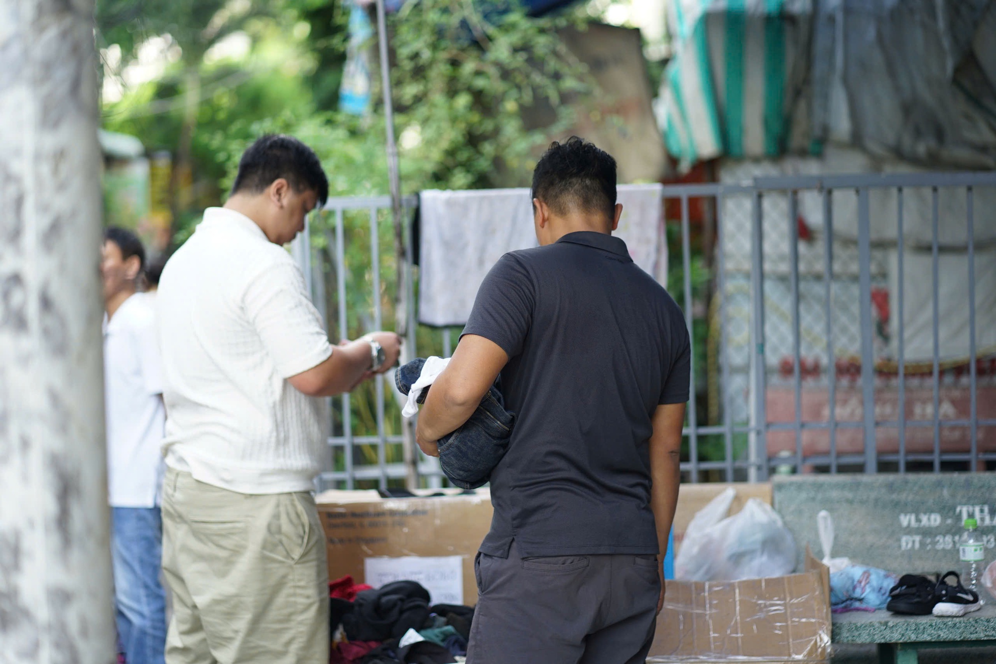 Lời kể xót xa trong vụ cháy khiến 8 người chết ở TP.HCM: "Không nhà ai có lối thoát hiểm cả, chỉ có một đường vào thôi" - Ảnh 9. Lời kể xót xa trong vụ cháy khiến 8 người chết ở TP.HCM: "Không nhà ai có lối thoát hiểm cả, chỉ có một đường vào thôi" - Ảnh 9.