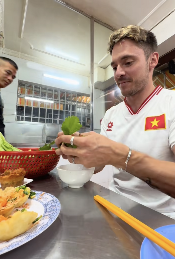 Chàng Tây ăn món Việt chuyên nghiệp nhất mạng xã hội - Ảnh 3. Chàng Tây ăn món Việt chuyên nghiệp nhất mạng xã hội - Ảnh 3.
