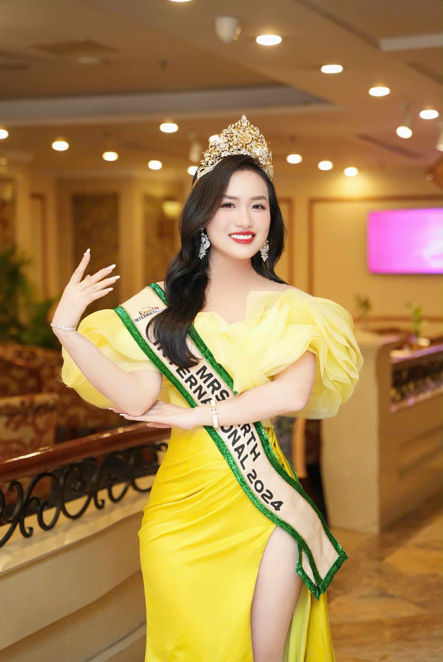 Mrs Earth International 2024: Vũ Thị Hoa và hành trình dung hòa giữa lý tưởng và hạnh phúc gia đình - Ảnh 3. Mrs Earth International 2024: Vũ Thị Hoa và hành trình dung hòa giữa lý tưởng và hạnh phúc gia đình - Ảnh 3.
