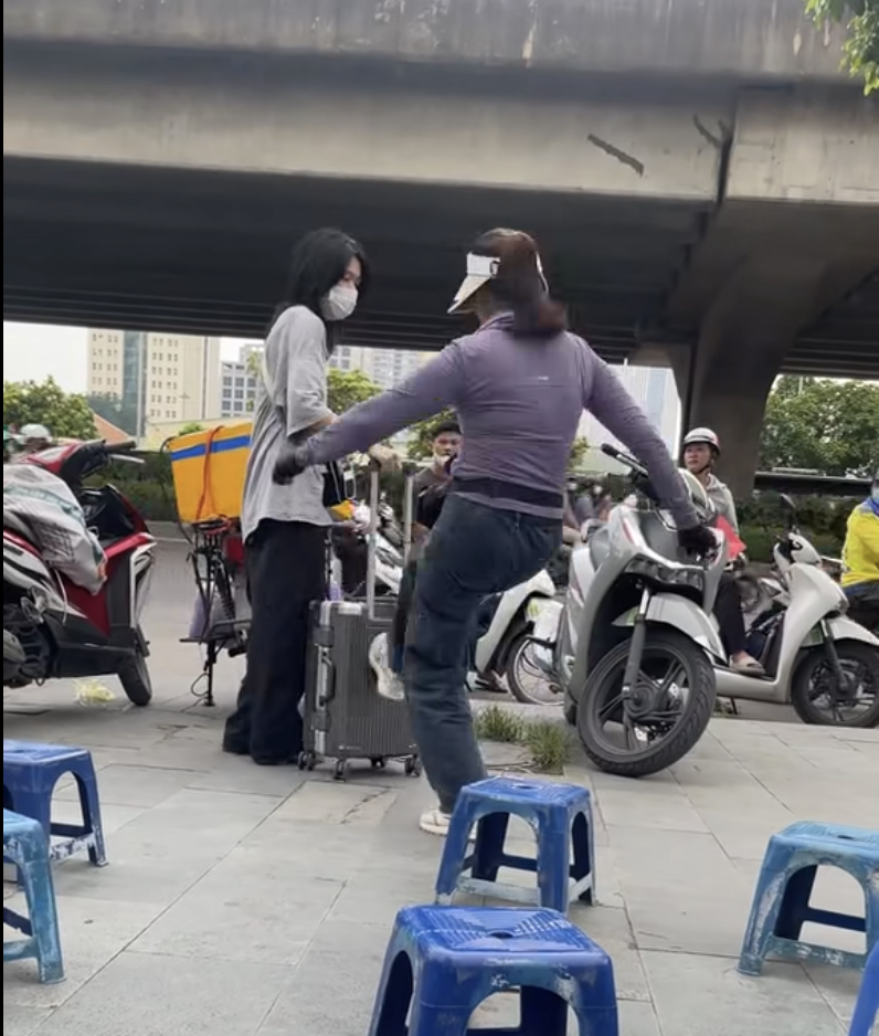 Thông tin mới nhất vụ cô gái đứng trên vỉa hè bị người phụ nữ bán nước xua đuổi ở Hà Nội - Ảnh 1. Thông tin mới nhất vụ cô gái đứng trên vỉa hè bị người phụ nữ bán nước xua đuổi ở Hà Nội - Ảnh 1.
