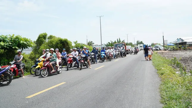 Hiện trường vụ tai nạn kinh hoàng khiến 2 vợ chồng tử vong ở Cà Mau: Thi thể bị thiêu rụi cùng hàng tấn tôm - Ảnh 6. Hiện trường vụ tai nạn kinh hoàng khiến 2 vợ chồng tử vong ở Cà Mau: Thi thể bị thiêu rụi cùng hàng tấn tôm - Ảnh 6.