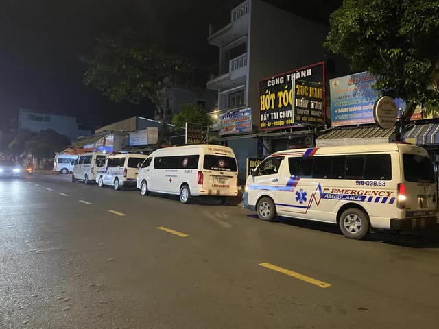 Hiện trường thương tâm vụ cháy chung cư ở TP.HCM khiến 8 người tử vong - Ảnh 4. Hiện trường thương tâm vụ cháy chung cư ở TP.HCM khiến 8 người tử vong - Ảnh 4.