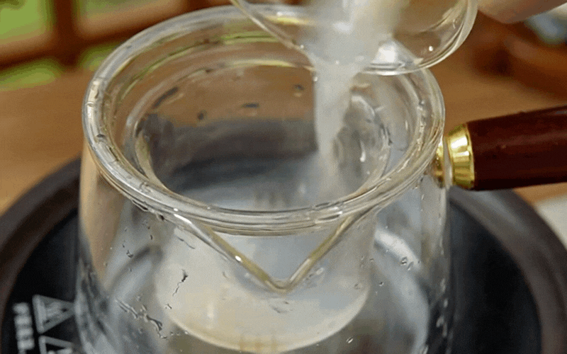 Học ngay cách làm trà vải hoa hồng siêu mê detox cơ thể, xua tan nắng nóng - Ảnh 3. Học ngay cách làm trà vải hoa hồng siêu mê detox cơ thể, xua tan nắng nóng - Ảnh 3.