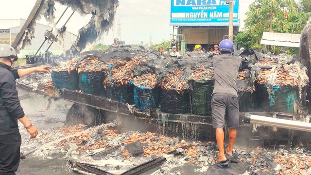 Hiện trường vụ tai nạn kinh hoàng khiến 2 vợ chồng tử vong ở Cà Mau: Thi thể bị thiêu rụi cùng hàng tấn tôm - Ảnh 8. Hiện trường vụ tai nạn kinh hoàng khiến 2 vợ chồng tử vong ở Cà Mau: Thi thể bị thiêu rụi cùng hàng tấn tôm - Ảnh 8.