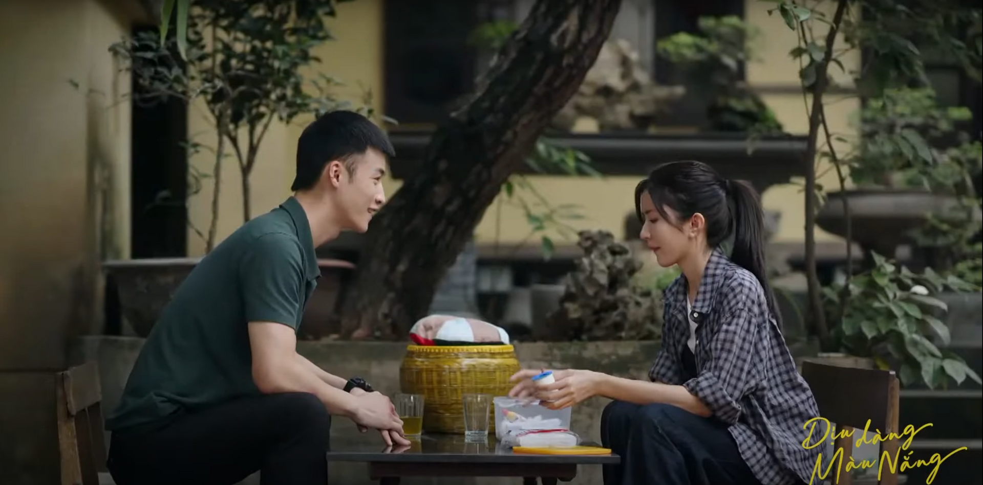 Cặp sao Việt bị cả MXH cấm yêu nhau: Nhà trai là tổng tài khí chất âm điểm, nhà gái kém duyên cùng cực - Ảnh 5. Cặp sao Việt bị cả MXH cấm yêu nhau: Nhà trai là tổng tài khí chất âm điểm, nhà gái kém duyên cùng cực - Ảnh 5.