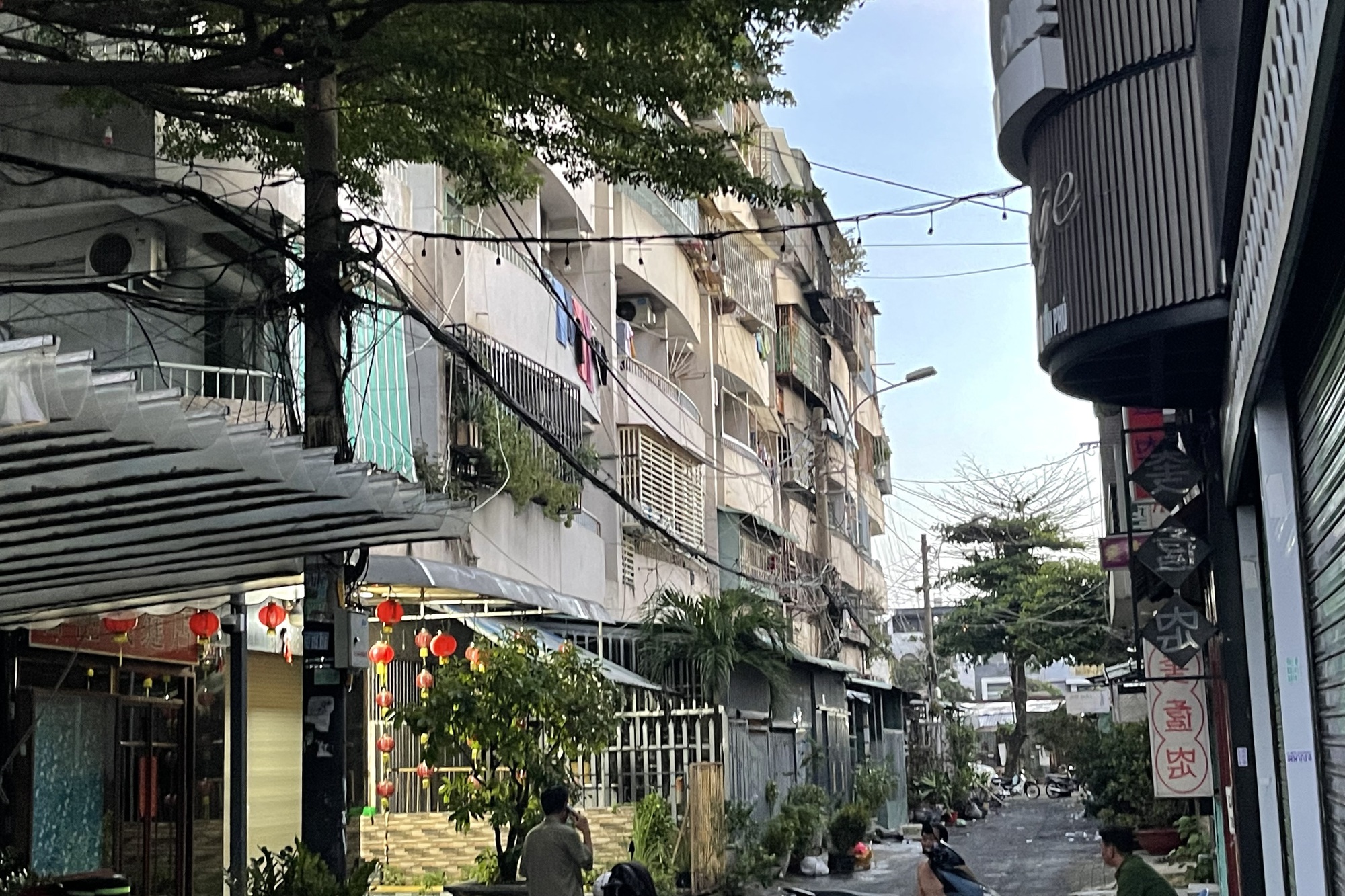 Chủ tịch UBND TP HCM Nguyễn Văn Được đến hiện trường vụ cháy khiến 8 người tử vong- Ảnh 2. Chủ tịch UBND TP HCM Nguyễn Văn Được đến hiện trường vụ cháy khiến 8 người tử vong- Ảnh 2.