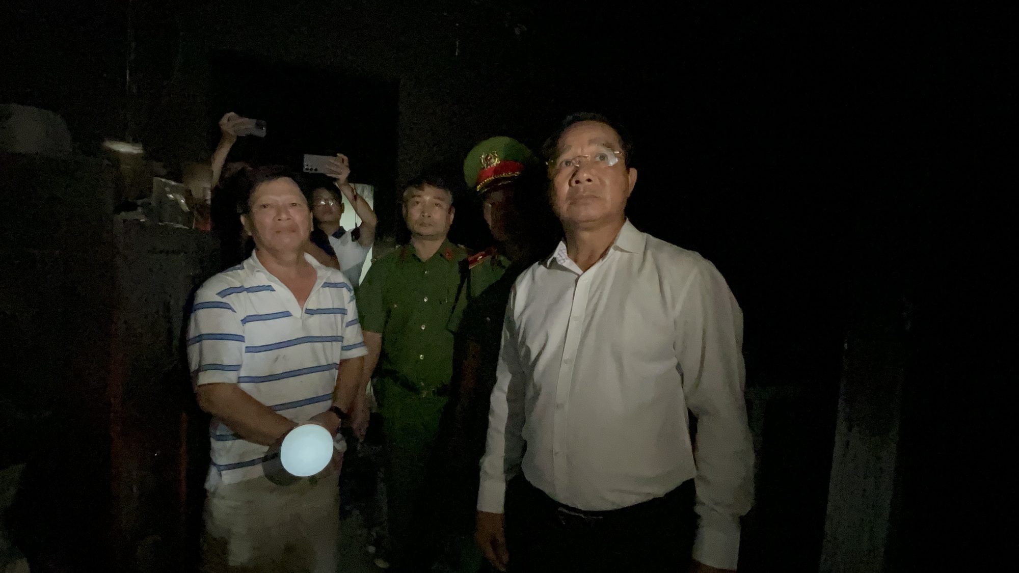 Chủ tịch UBND TP HCM Nguyễn Văn Được đến hiện trường vụ cháy khiến 8 người tử vong- Ảnh 1. Chủ tịch UBND TP HCM Nguyễn Văn Được đến hiện trường vụ cháy khiến 8 người tử vong- Ảnh 1.