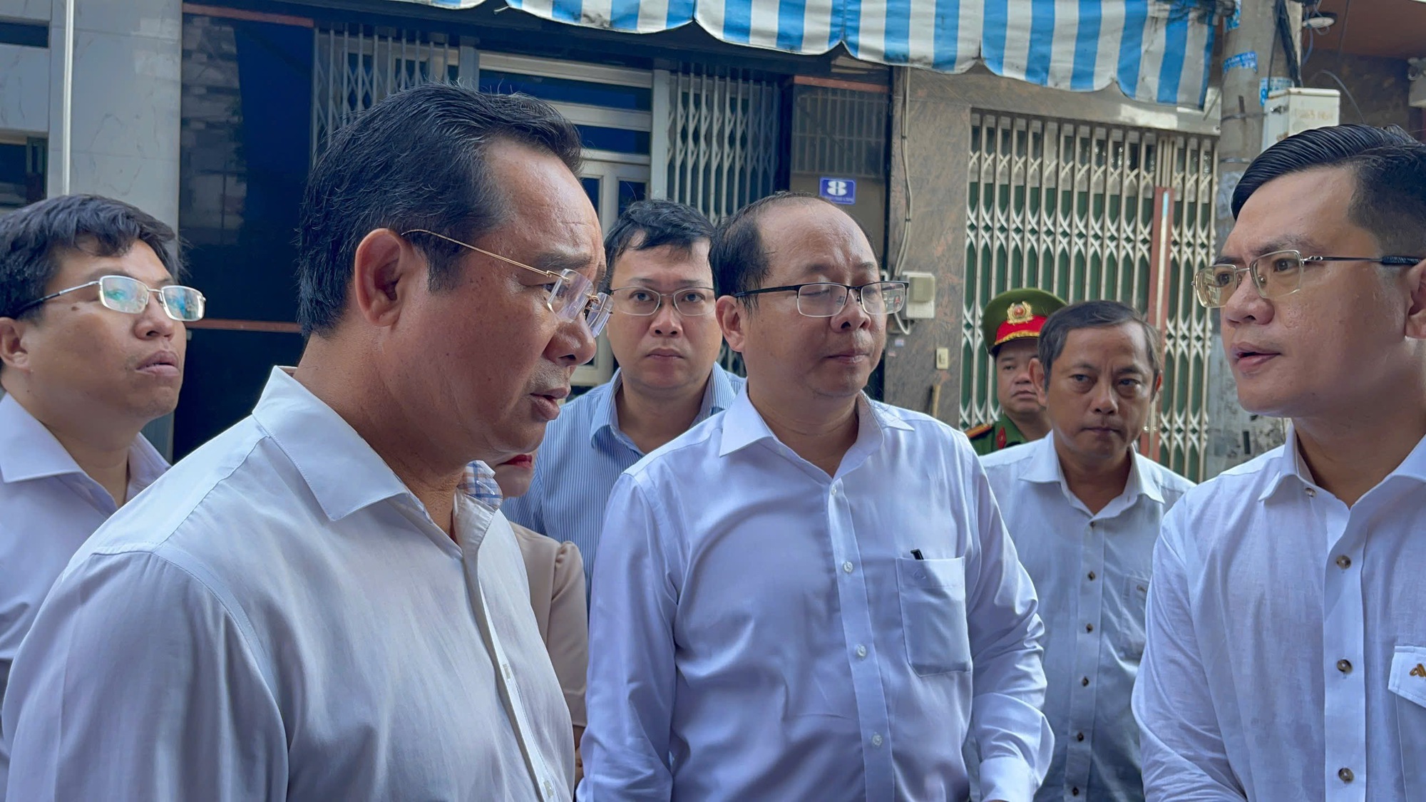 Chủ tịch UBND TP HCM Nguyễn Văn Được đến hiện trường vụ cháy khiến 8 người tử vong- Ảnh 5. Chủ tịch UBND TP HCM Nguyễn Văn Được đến hiện trường vụ cháy khiến 8 người tử vong- Ảnh 5.