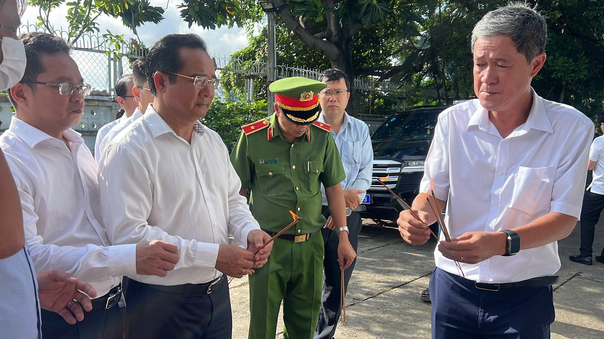 Chủ tịch UBND TP HCM Nguyễn Văn Được đến hiện trường vụ cháy khiến 8 người tử vong- Ảnh 7. Chủ tịch UBND TP HCM Nguyễn Văn Được đến hiện trường vụ cháy khiến 8 người tử vong- Ảnh 7.