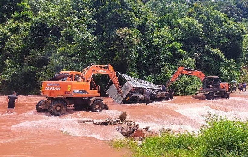 Mưa to, lũ lớn gây sạt lở đất, làm hư hỏng nhiều nhà cửa, đường sá ở Nghệ An - Ảnh 2. Mưa to, lũ lớn gây sạt lở đất, làm hư hỏng nhiều nhà cửa, đường sá ở Nghệ An - Ảnh 1.