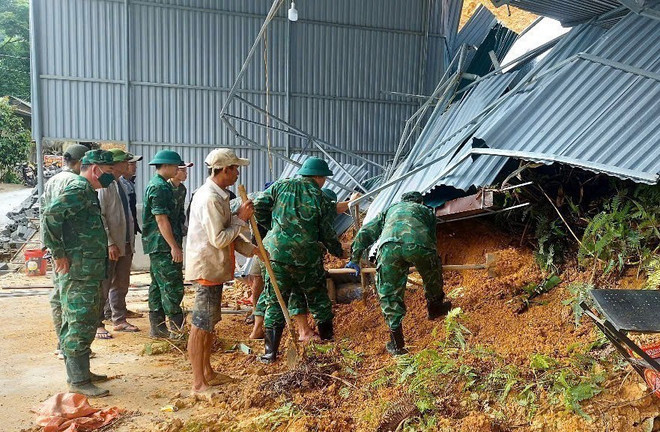 Mưa to, lũ lớn gây sạt lở đất, làm hư hỏng nhiều nhà cửa, đường sá ở Nghệ An - Ảnh 3. Mưa to, lũ lớn gây sạt lở đất, làm hư hỏng nhiều nhà cửa, đường sá ở Nghệ An - Ảnh 2.