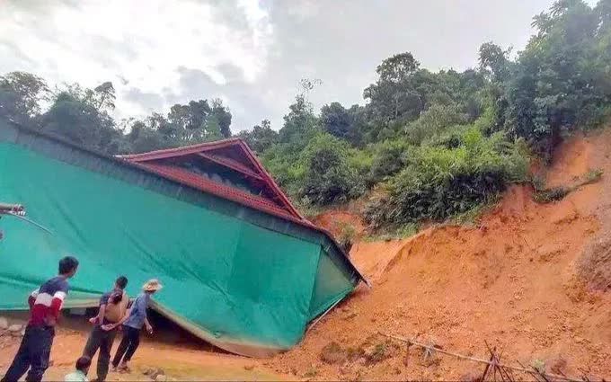 Nhà dân bị ảnh hưởng do đất đá, cây cối trên đồi sau nhà sạt lở, đổ ập xuống. (Ảnh: TTXVN) Nhà dân bị ảnh hưởng do đất đá, cây cối trên đồi sau nhà sạt lở, đổ ập xuống. (Ảnh: TTXVN)