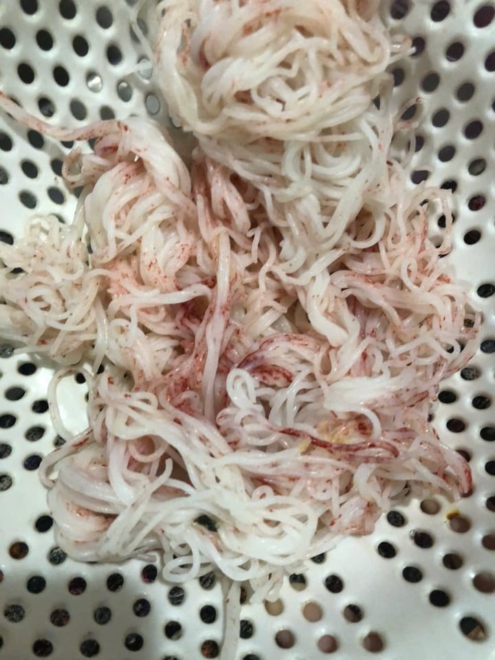 Bún chuyển sang màu đỏ bất thường sau vài giờ mua ở chợ - Ảnh 1. Bún chuyển sang màu đỏ bất thường sau vài giờ mua ở chợ - Ảnh 1.