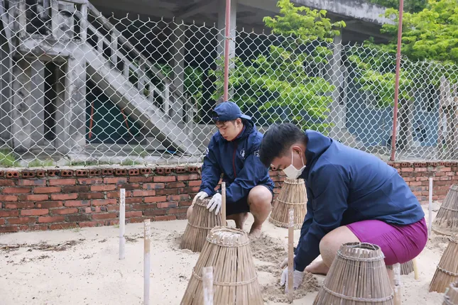 Nam thanh niên 'đỡ đẻ' cho rùa - Ảnh 5. Nam thanh niên 'đỡ đẻ' cho rùa - Ảnh 5.