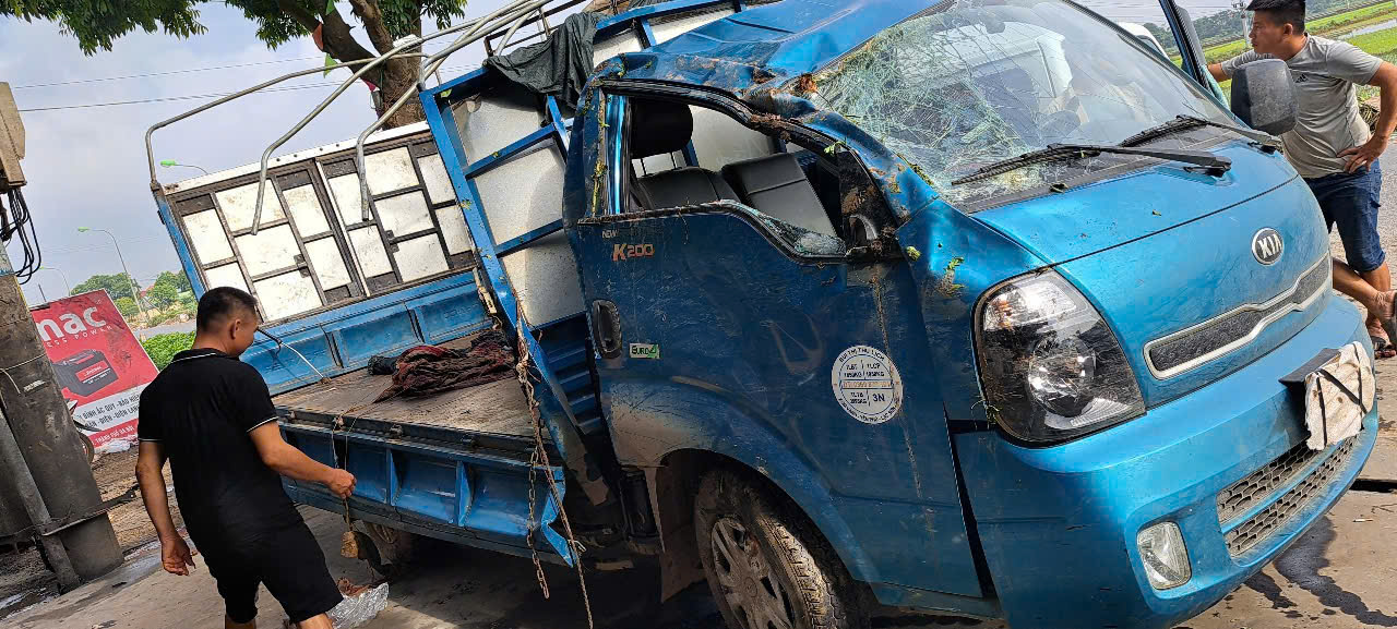 Hà Nội: Xe tải gặp nạn phải cẩu đi sửa, chủ xe khóc ròng khi quay lại đã bị “hôi” hết 4 tấn vải - Ảnh 2. Hà Nội: Xe tải gặp nạn phải cẩu đi sửa, chủ xe khóc ròng khi quay lại đã bị “hôi” hết 4 tấn vải - Ảnh 2.
