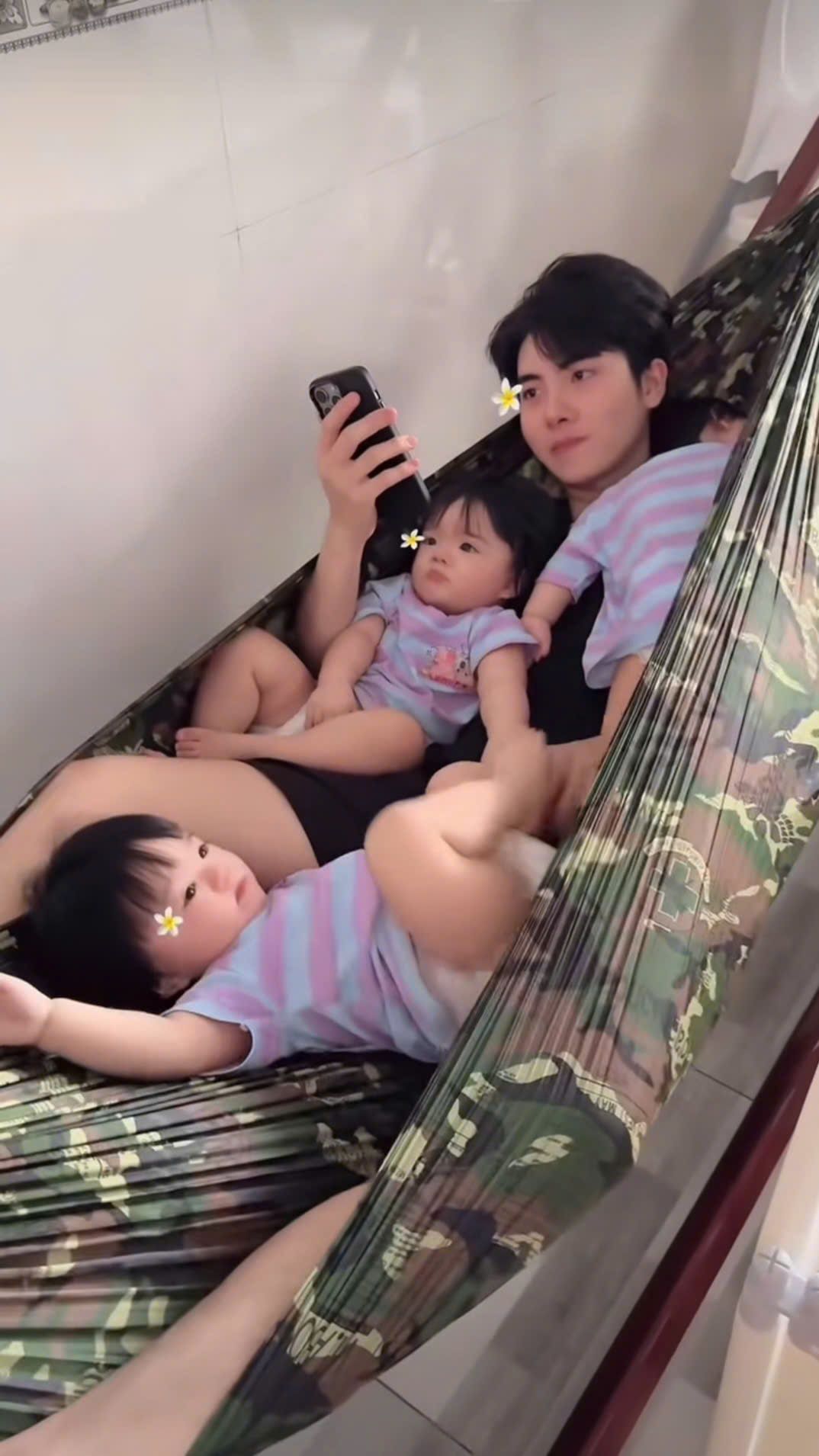 3 bình rượu mơ Dâu - Kem - Sữa đến chơi nhưng dân tình lại đặc biệt chú ý đến hành động của ông bà nội- Ảnh 2. 3 bình rượu mơ Dâu - Kem - Sữa đến chơi nhưng dân tình lại đặc biệt chú ý đến hành động của ông bà nội- Ảnh 2.