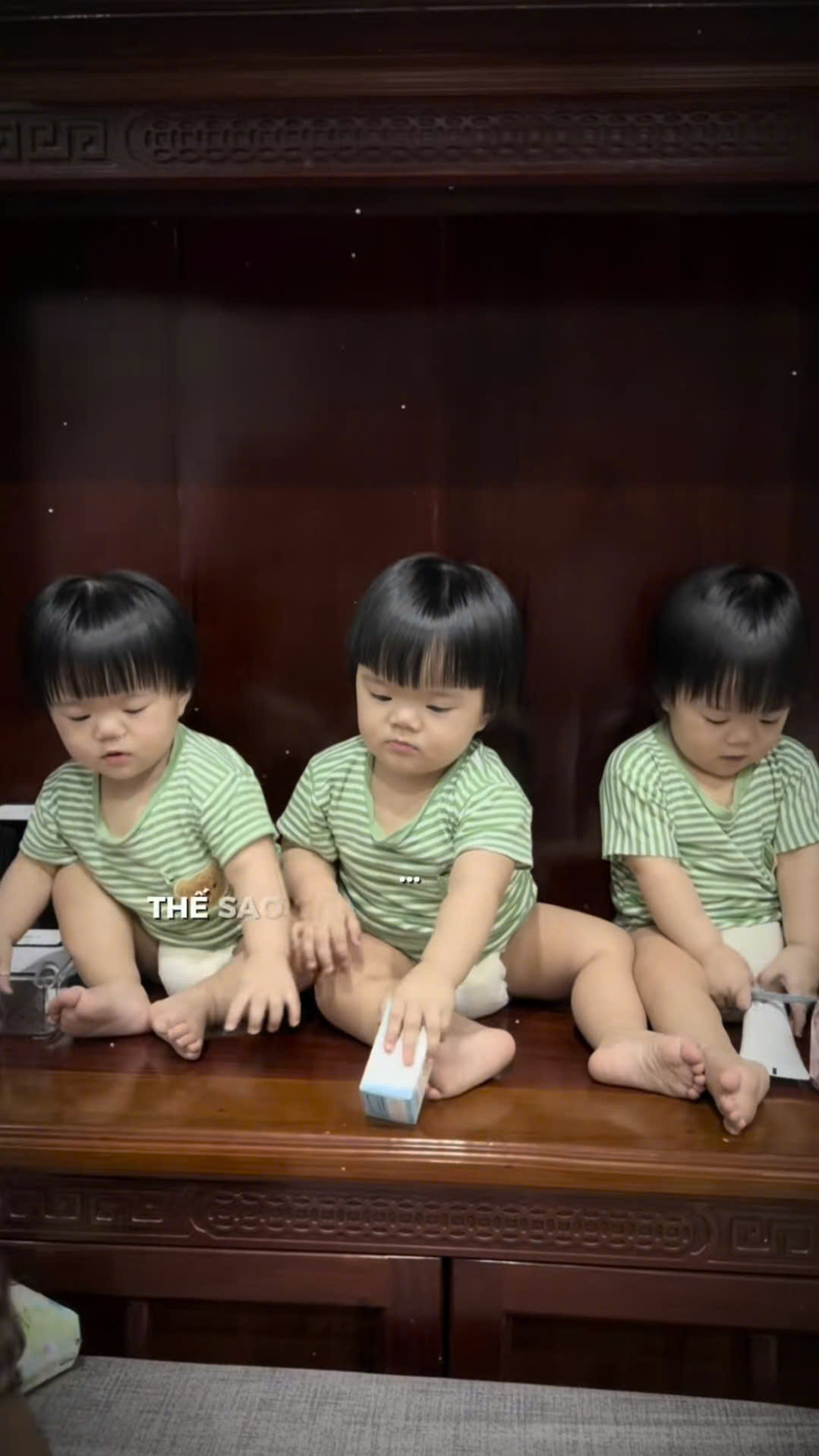 3 bình rượu mơ Dâu - Kem - Sữa đến chơi nhưng dân tình lại đặc biệt chú ý đến hành động của ông bà nội- Ảnh 1. 3 bình rượu mơ Dâu - Kem - Sữa đến chơi nhưng dân tình lại đặc biệt chú ý đến hành động của ông bà nội- Ảnh 1.