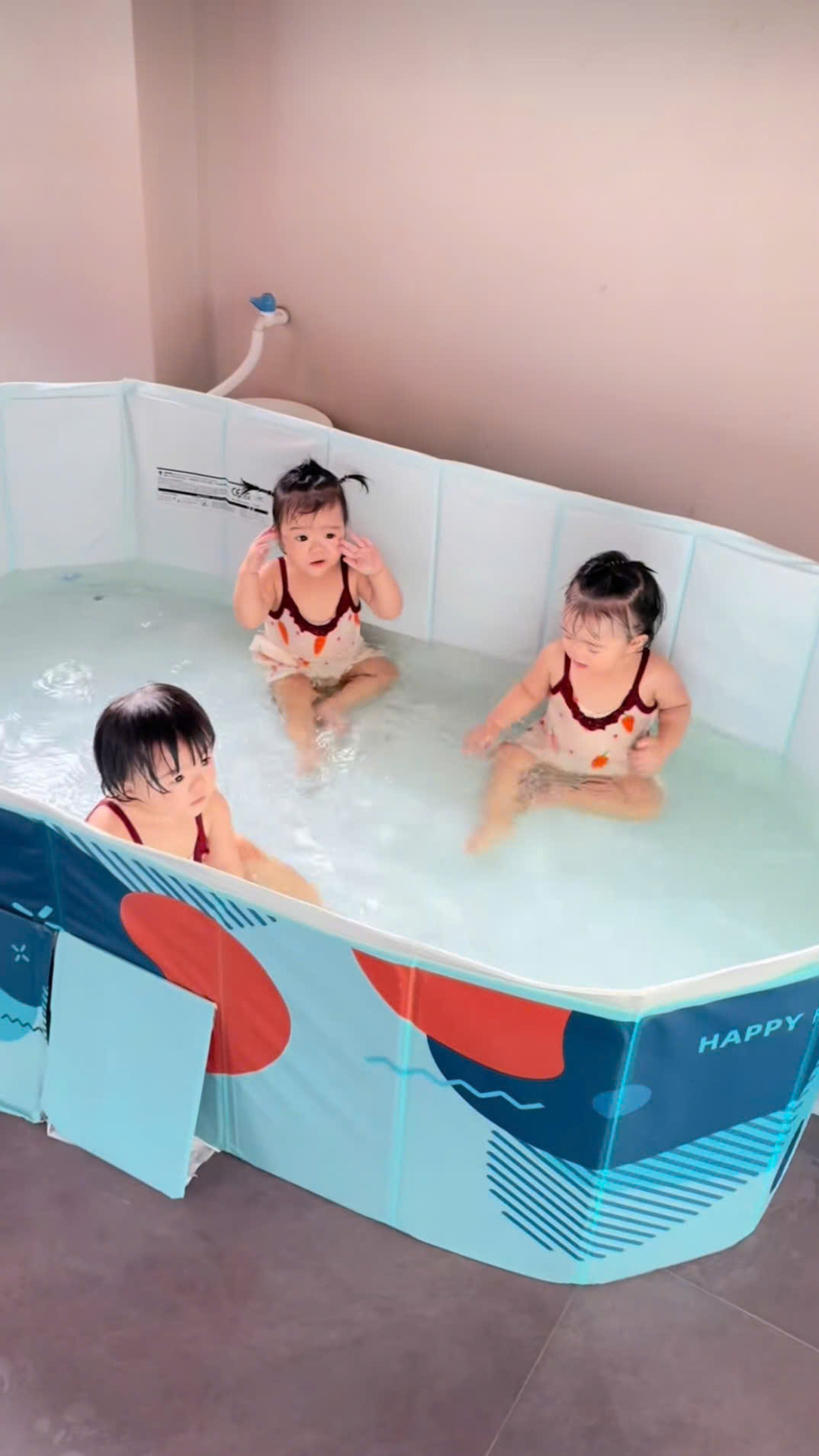 3 bình rượu mơ Dâu - Kem - Sữa đến chơi nhưng dân tình lại đặc biệt chú ý đến hành động của ông bà nội- Ảnh 4. 3 bình rượu mơ Dâu - Kem - Sữa đến chơi nhưng dân tình lại đặc biệt chú ý đến hành động của ông bà nội- Ảnh 4.