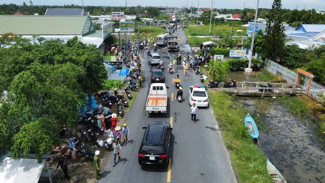 Hiện trường vụ tai nạn kinh hoàng khiến 2 vợ chồng tử vong ở Cà Mau: Thi thể bị thiêu rụi cùng hàng tấn tôm - Ảnh 1. Hiện trường vụ tai nạn kinh hoàng khiến 2 vợ chồng tử vong ở Cà Mau: Thi thể bị thiêu rụi cùng hàng tấn tôm - Ảnh 1.
